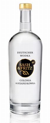 SASH & FRITZ ' VODKA - COLONIA  ALEXANDROWKA ', 0.7L.,*WINESCOUT7*, DEUTSCHLAND - BERLIN Sash & Fritz ist ein besonderer Manufaktur-Wodka auf internationalem Spitzenniveau. 4 x Bester Deutscher Wodka ! ) Geschmacklich überzeugt der Sash & Fritz mit seinem feinen Aromen von Getreide und gelben Früchten sowie einer sehr dezenten, leicht wahrnehmbaren Süße. Ohne unnötige Verfahren oder Zusätze ! Wodka der russische Tradition mit deutscher Perfektion vereint. Nur beste, sorgfältig ausgewählte Zutaten, wie 100 % deutscher Weizen und klares Quellwasser aus dem Naturpark Erzgebirge/Vogtland, werden in einem sorgfältig durchdachten Herstellungsverfahren zu hochwertigstem Deutschen Wodka verarbeitet. Eine 5-fache sorgfältige Destillation und eine 5-fache schonende Filterung garantieren daher den reinen, einzigartigen Geschmack von Sash & Fritz. Das Ergebnis spricht definitiv für sich. Historisch: SASH & FRITZ machte die zum UNESCO-WELTKULTURERBE gehörende COLONIA  ALEXANDROWKA in Potsdam-Germany unvergessen.